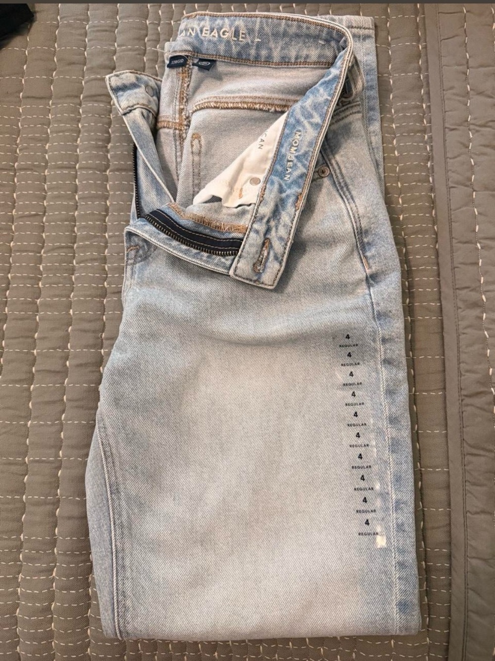 American Eagle Outfitters  Light Blue High-Rise Women's mom Jeans NWOT